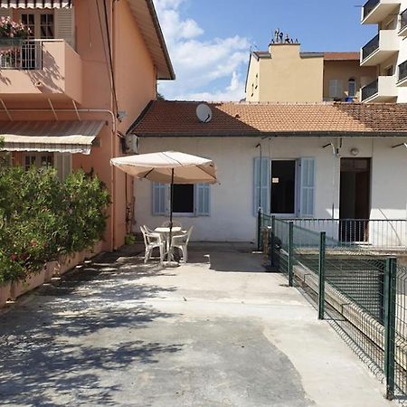 Calme Et Tranquillite Et Un Soupir Menton Exterior foto